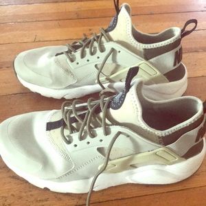 Size 7 Nike air hurrache men’s (so a 9 women’s)